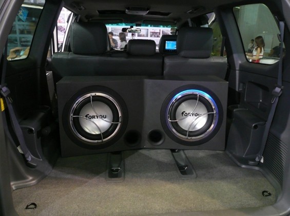 临时性围观汽车改装展,见过劳斯莱斯改音响的