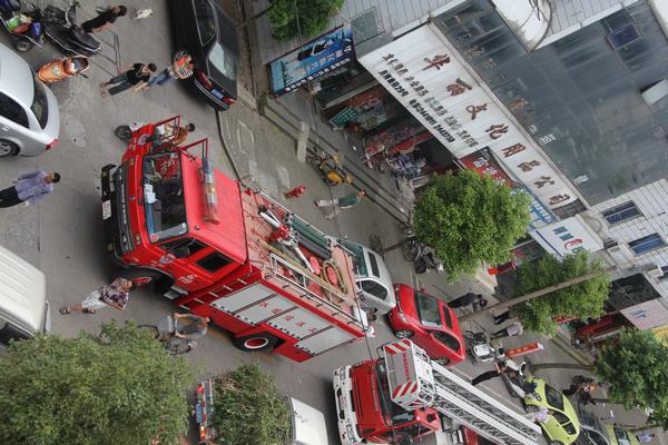 今日新闻--台州消防员勇救坠楼少年-现场直播-