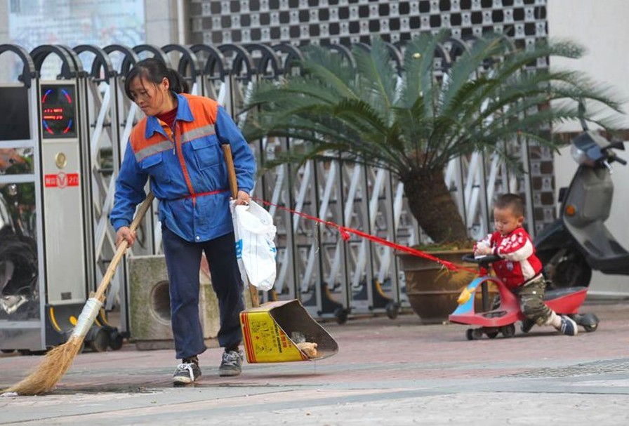 中国最美的清洁工,带着儿子扫大街-情感沙龙-杭