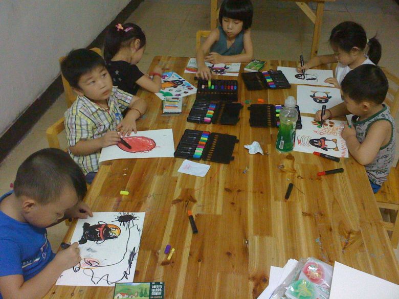 找一个有经验的美术老师一对一辅导孩子绘画。