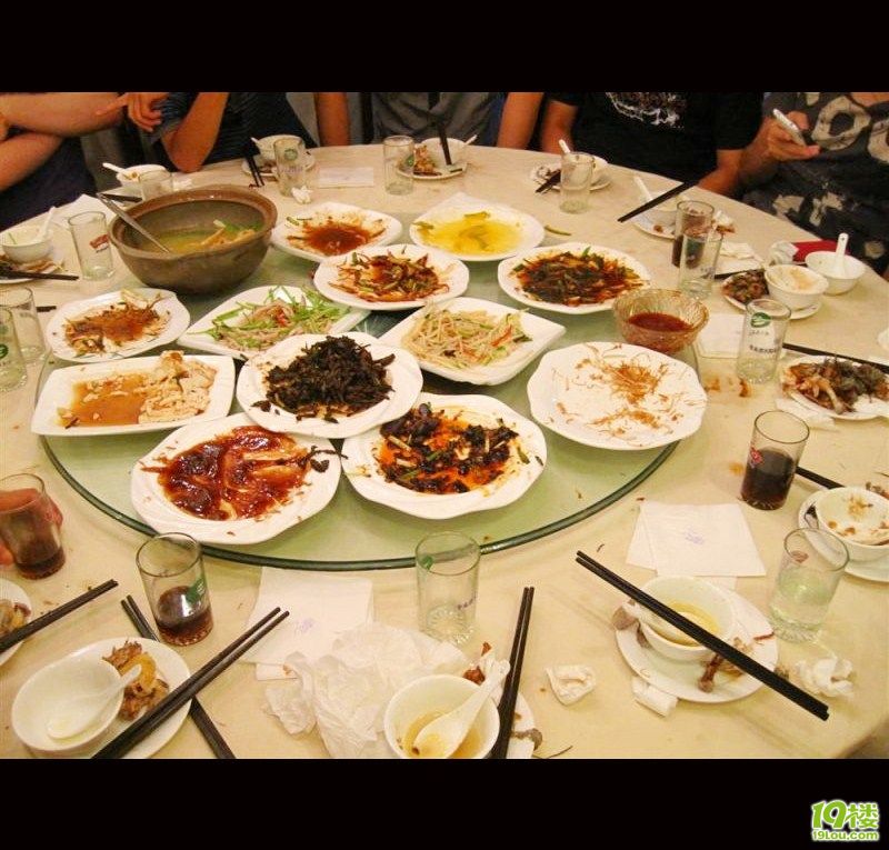 满满的一桌子菜