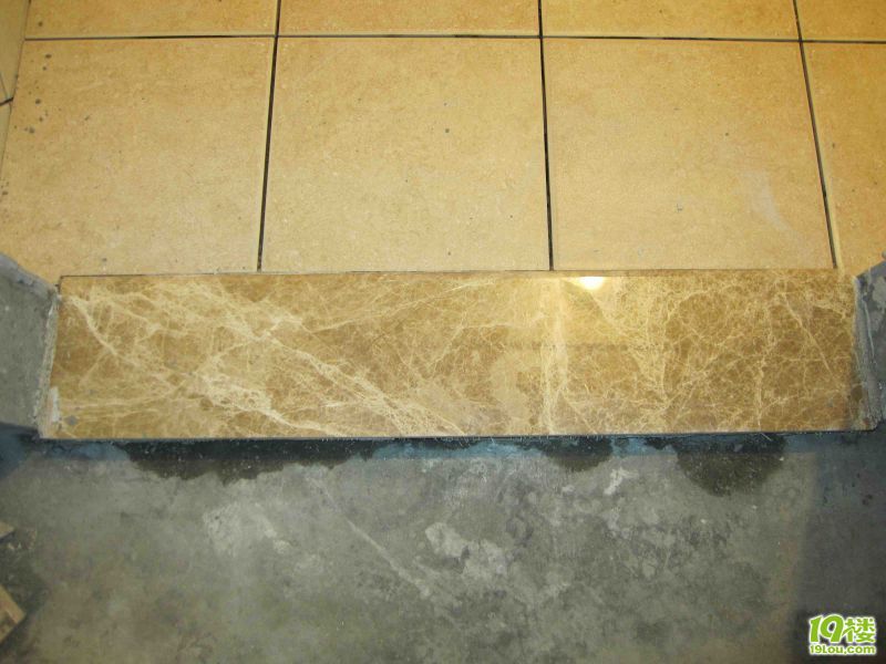 让石材店老板给更换的门槛石