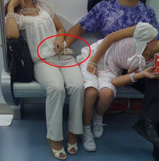 揭秘公交车上的各类咸猪手(图)-现场直播-讲空