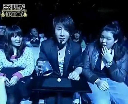 刘谦新魔术双蛋合体 适合情人节男的变给女的