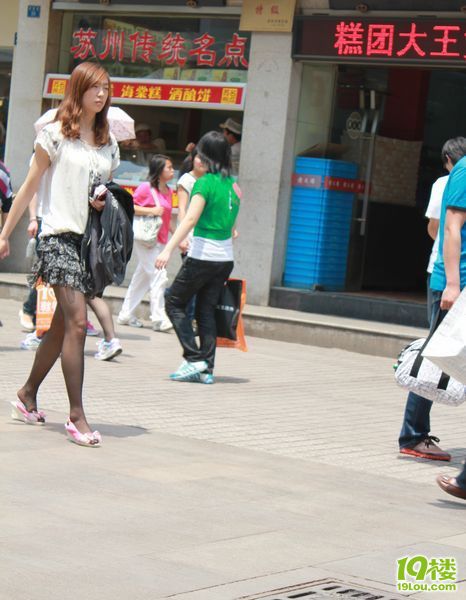 这种黑丝腿,和我们湖州街头的美女比起来,差远