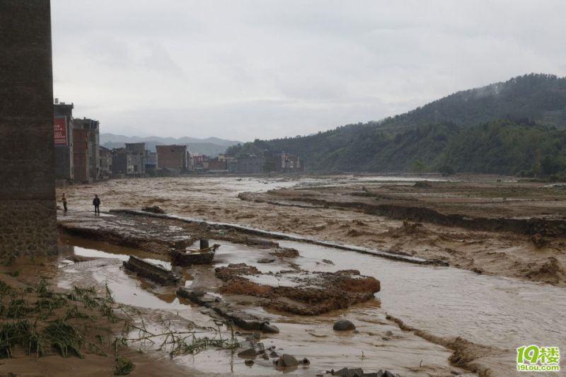 洪水突袭贵州望谟县城 已致数十人死亡失踪 图