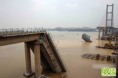 2007年6月15日,中国广东九江大桥被运沙船撞断,造成4辆汽车坠入江中,8
