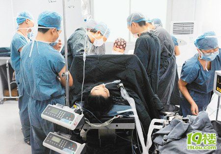 医生切除了娇睿的睾丸和阴茎,然后从其身上取下一截小肠建造了女性