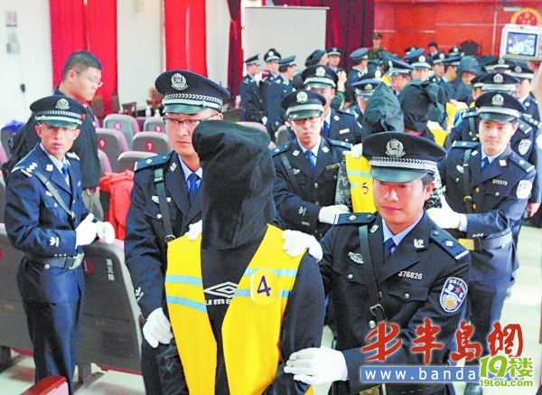 青岛黑老大受审被判20年 冷笑领刑