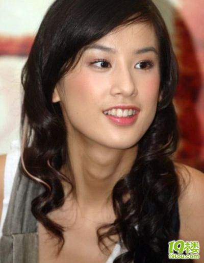 化妆师揭秘明星真容:李连杰擦粉熊黛林垫胸-情