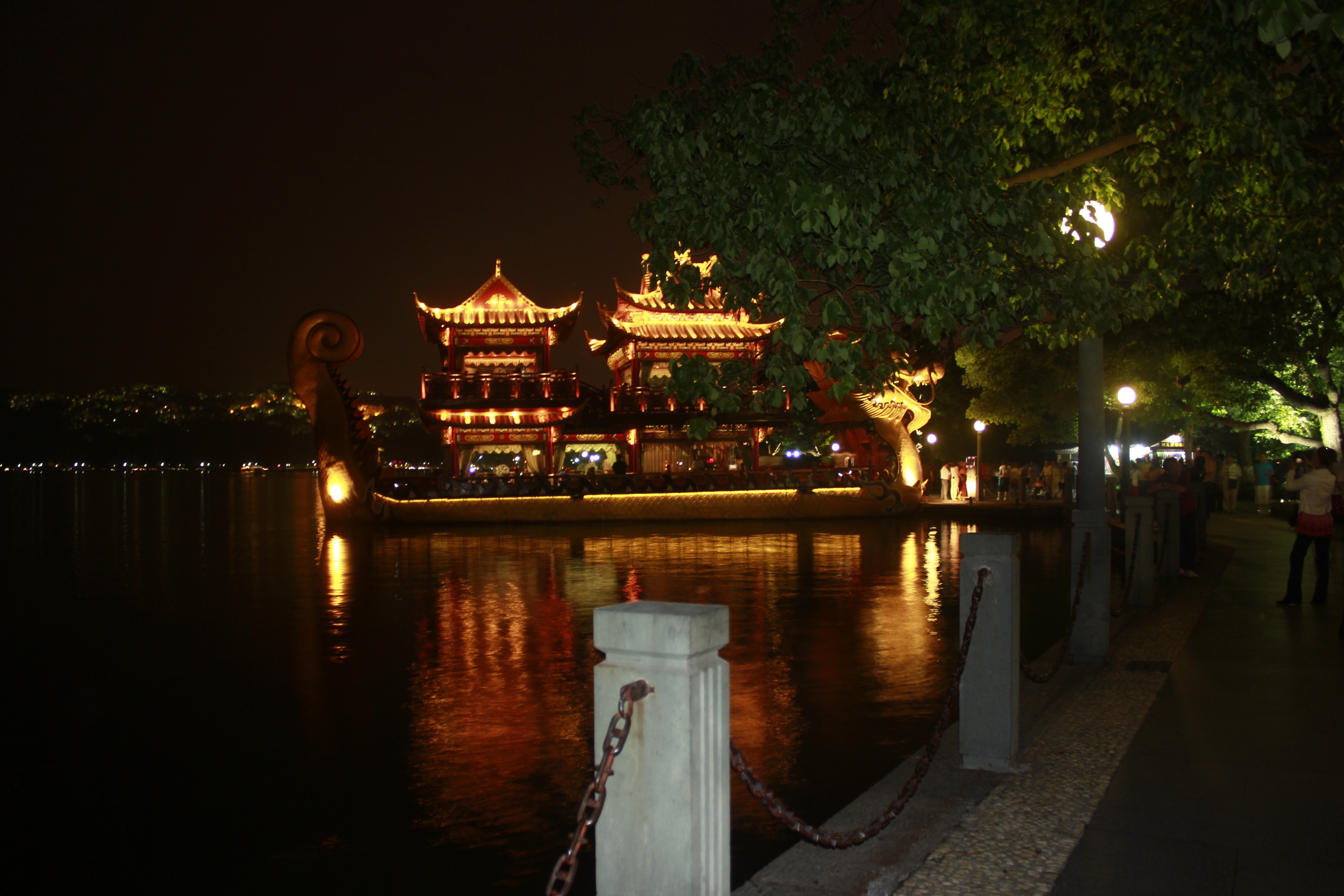 也曬曬我拍的西湖夜景