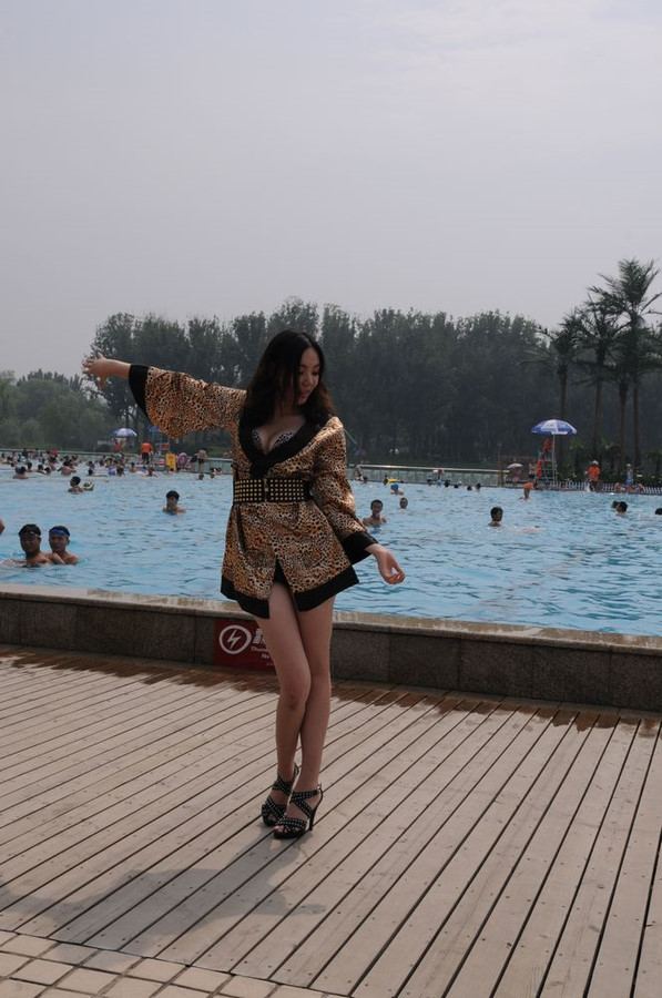 世界杯32强彩绘足球宝贝梦梦走红网络