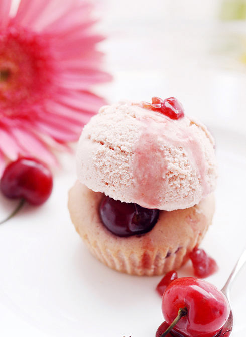 可爱有美味的樱桃小蛋糕