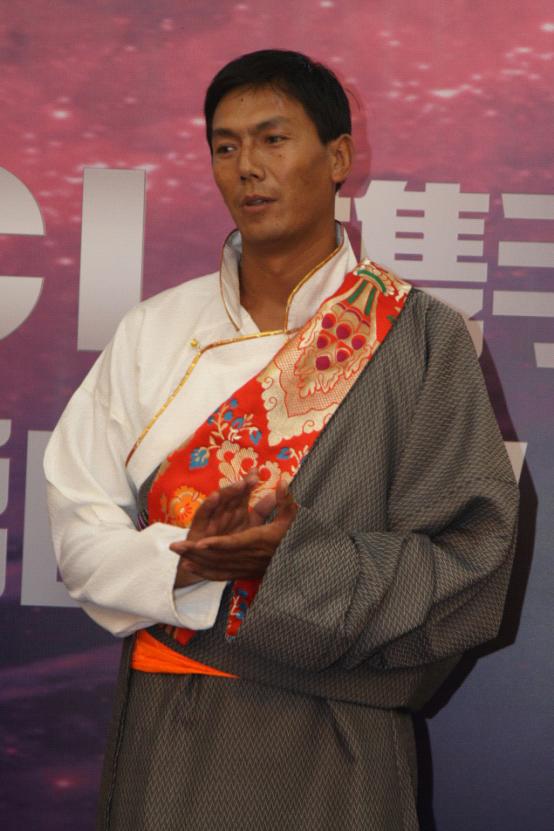 史上最牛校长:我要把3D版的变形金刚带给大山