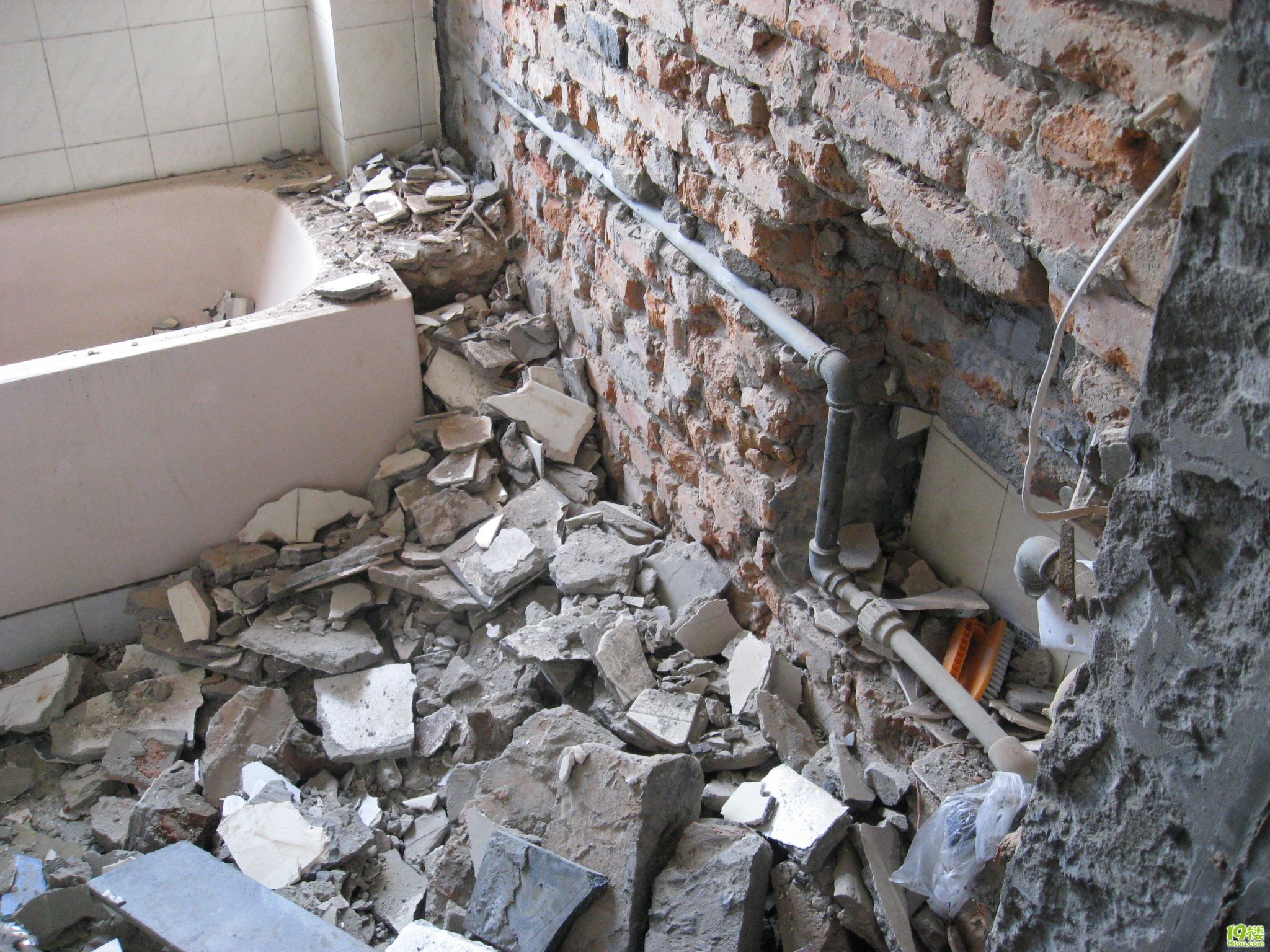 第一天拆旧中的卫生间1