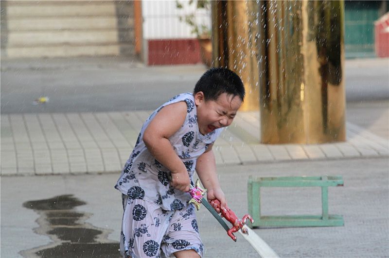 偷拍小胖子玩水.快点进来张张精彩搞笑.让你看看6岁的小胖胖.