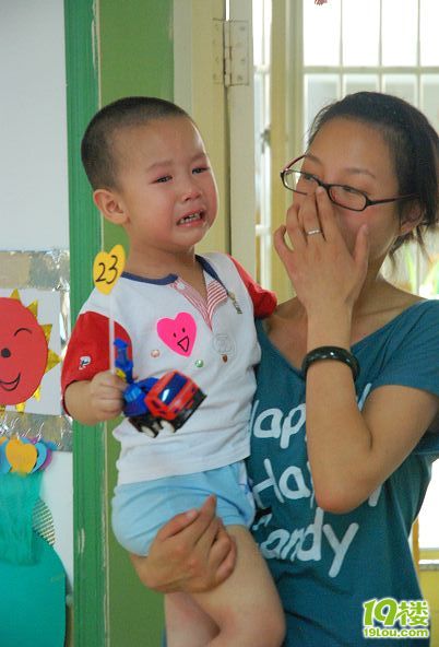 开学记幼儿园里满是哭脸