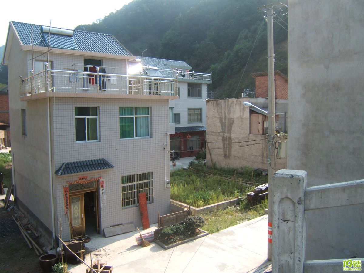 太可怕了临安岛石镇有这么一群人被迫居住在随时倒塌的房子里如图