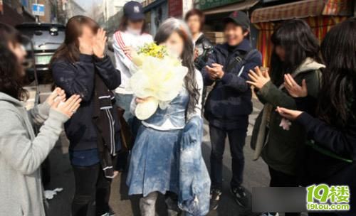 韩国高中生疯狂毕业庆祝:撒面粉撕校服