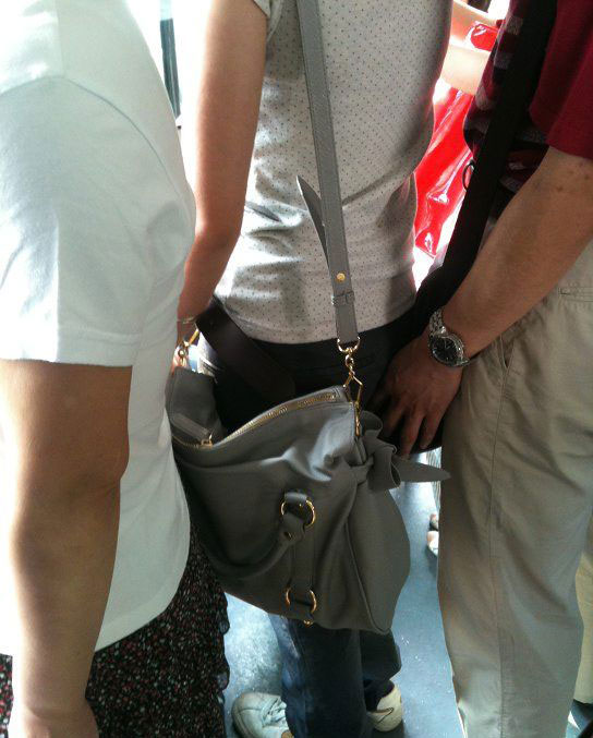 在公交车上拍到的一组色狼照