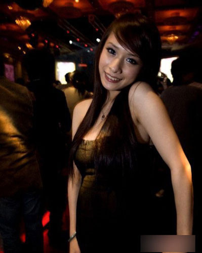 大胆豪放玩自拍 实拍夜店里的女大学生