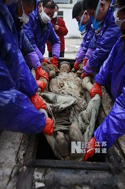 江苏泰州发现明代不腐女尸 睫毛清晰可见(图)