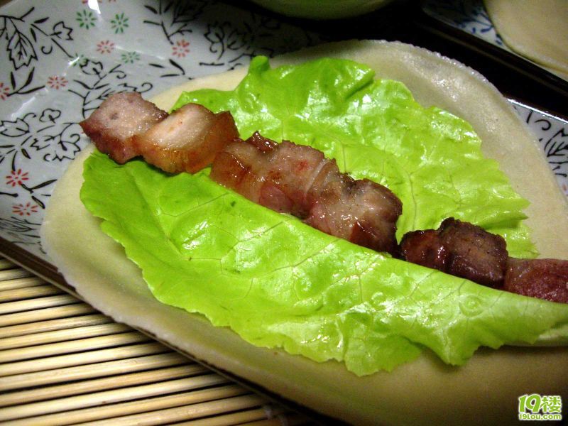 早上就直接把春卷烤肉加热,再把春卷皮放生菜烤肉卷起来就可以 开吃了