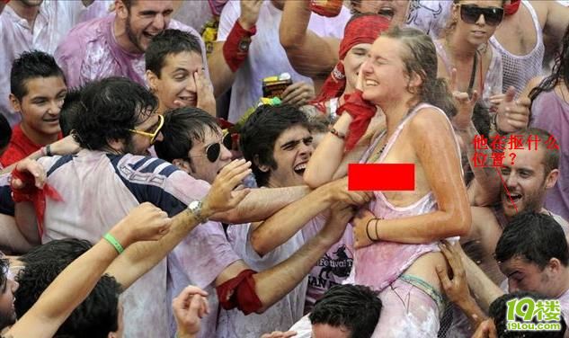 奔牛节游行现场 豪放女享受众牛仔当众捏胸